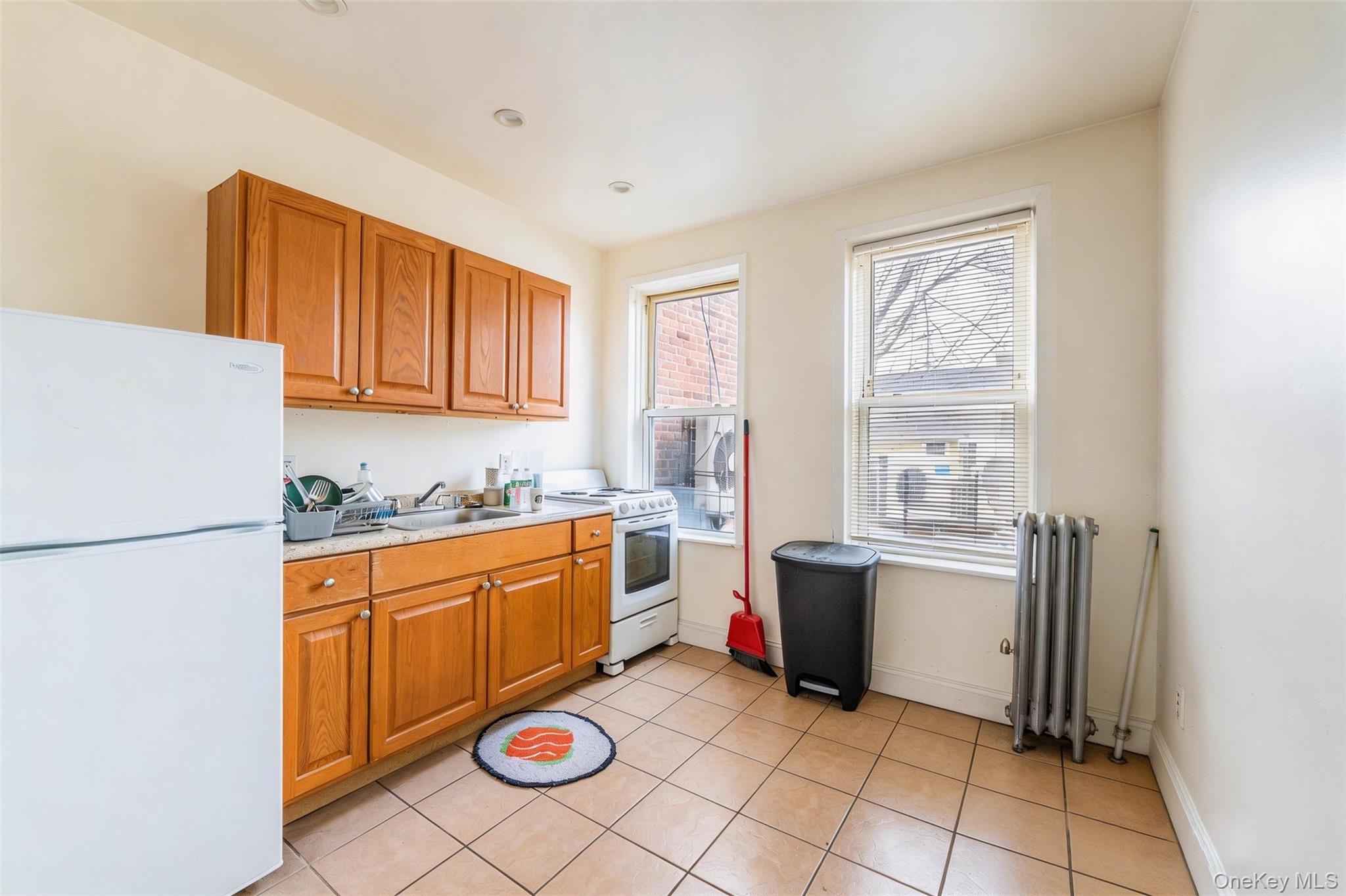 16904 Crocheron Avenue Property Photo 6