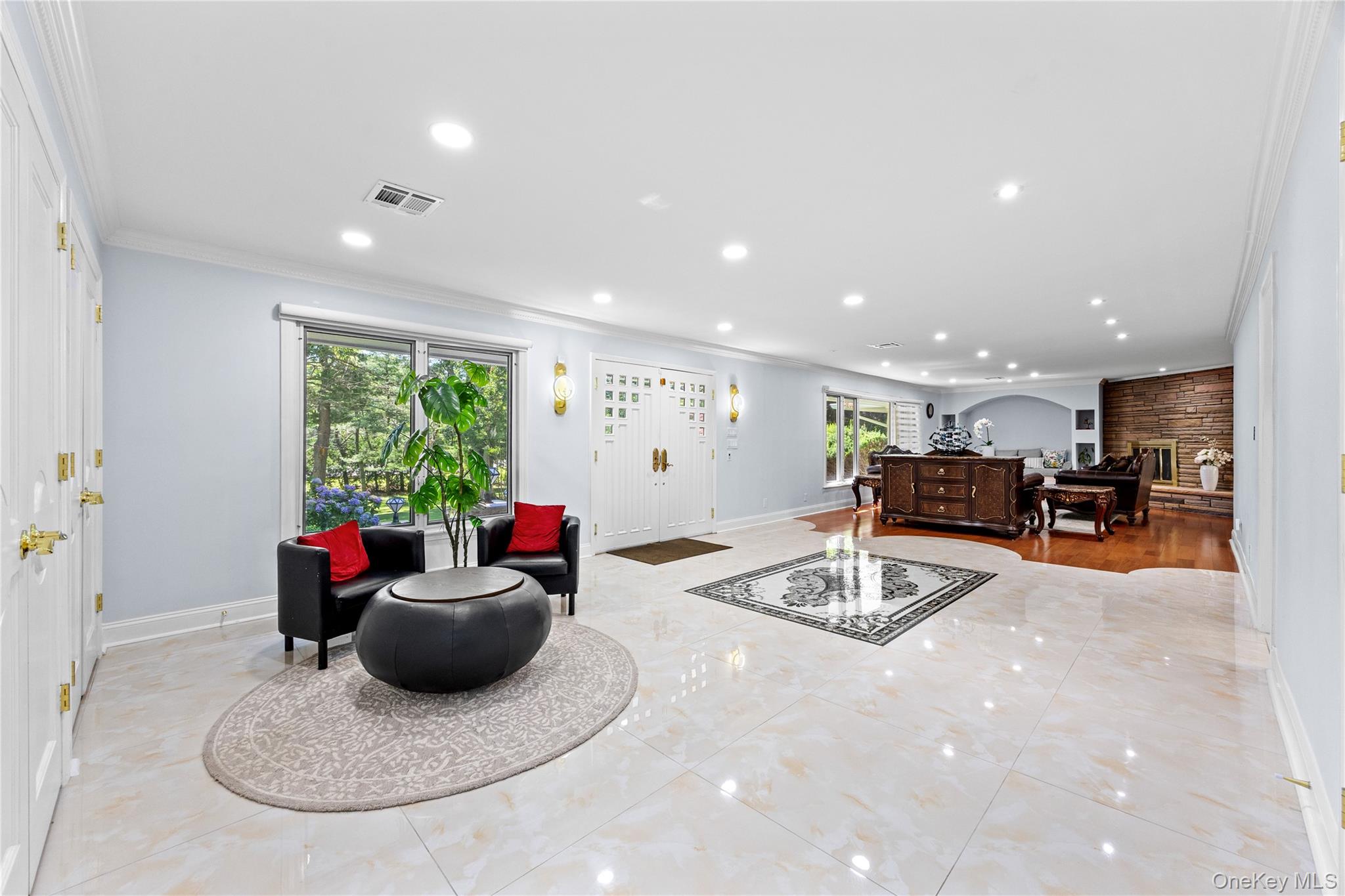 249 Glen Cove Road Property Photo 4