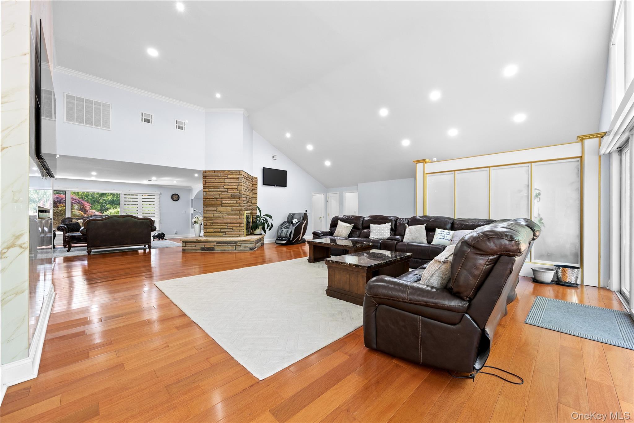 249 Glen Cove Road Property Photo 9