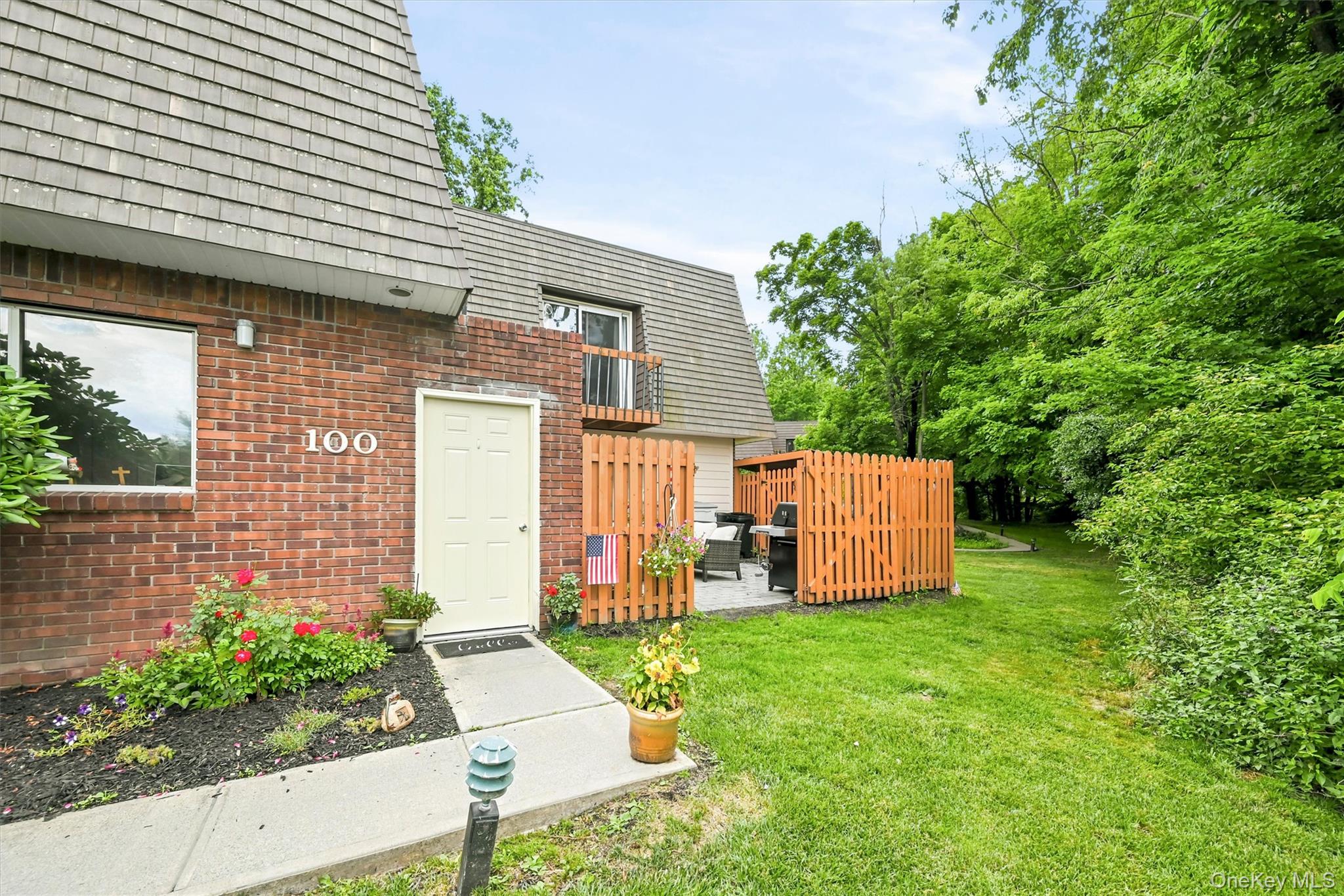 100 Laudaten Way Property Photo 4