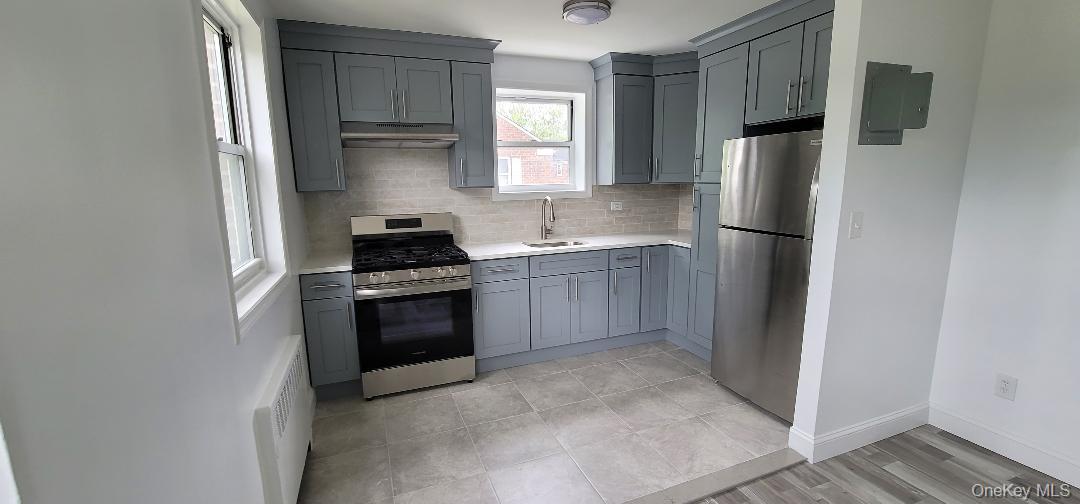 13178 Laurelton Parkway Upper Property Photo 2