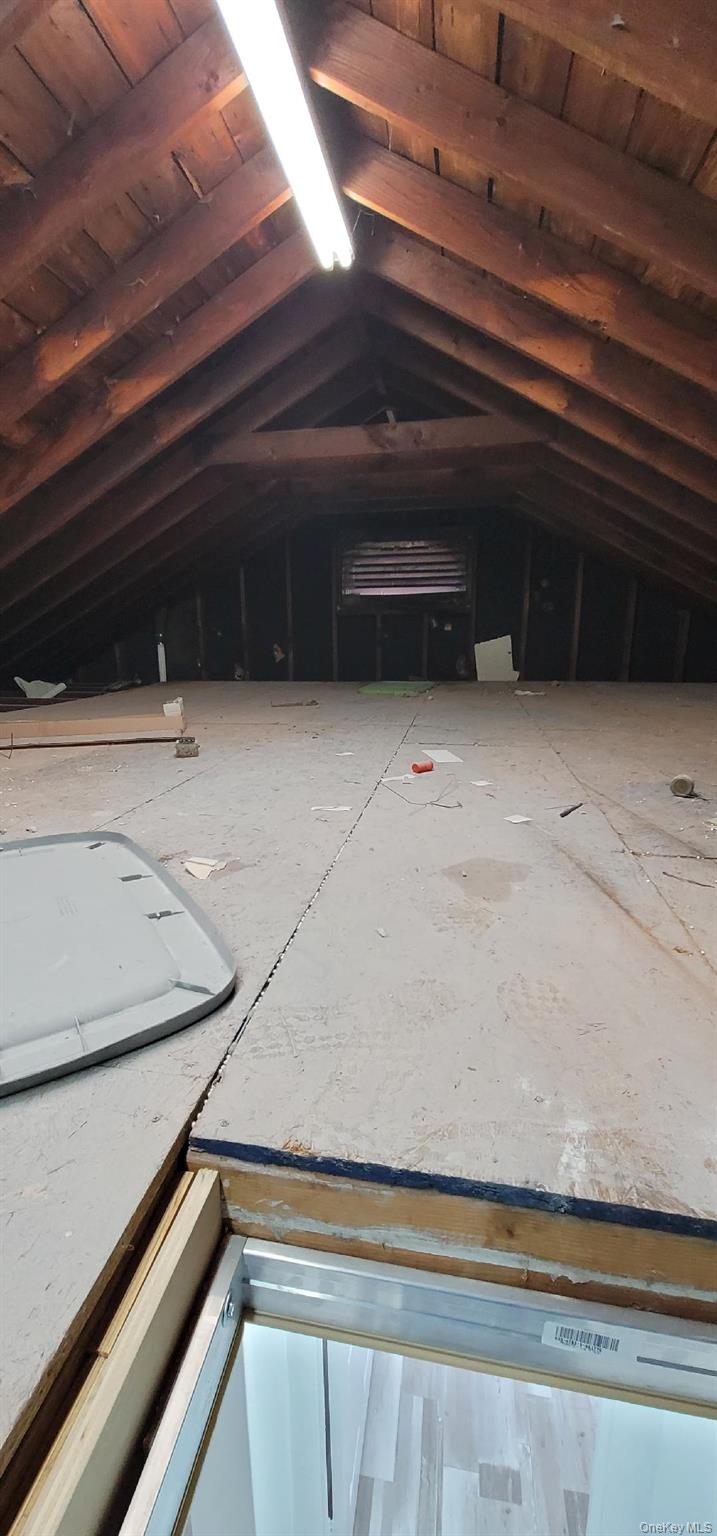 13178 Laurelton Parkway Upper Property Photo 7
