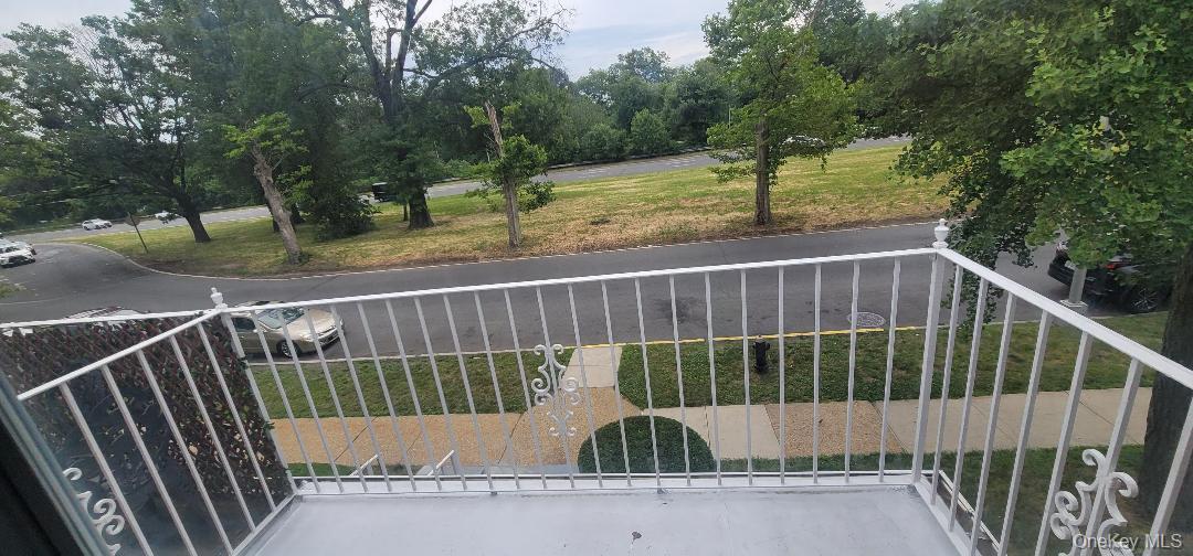 13178 Laurelton Parkway Upper Property Photo 9
