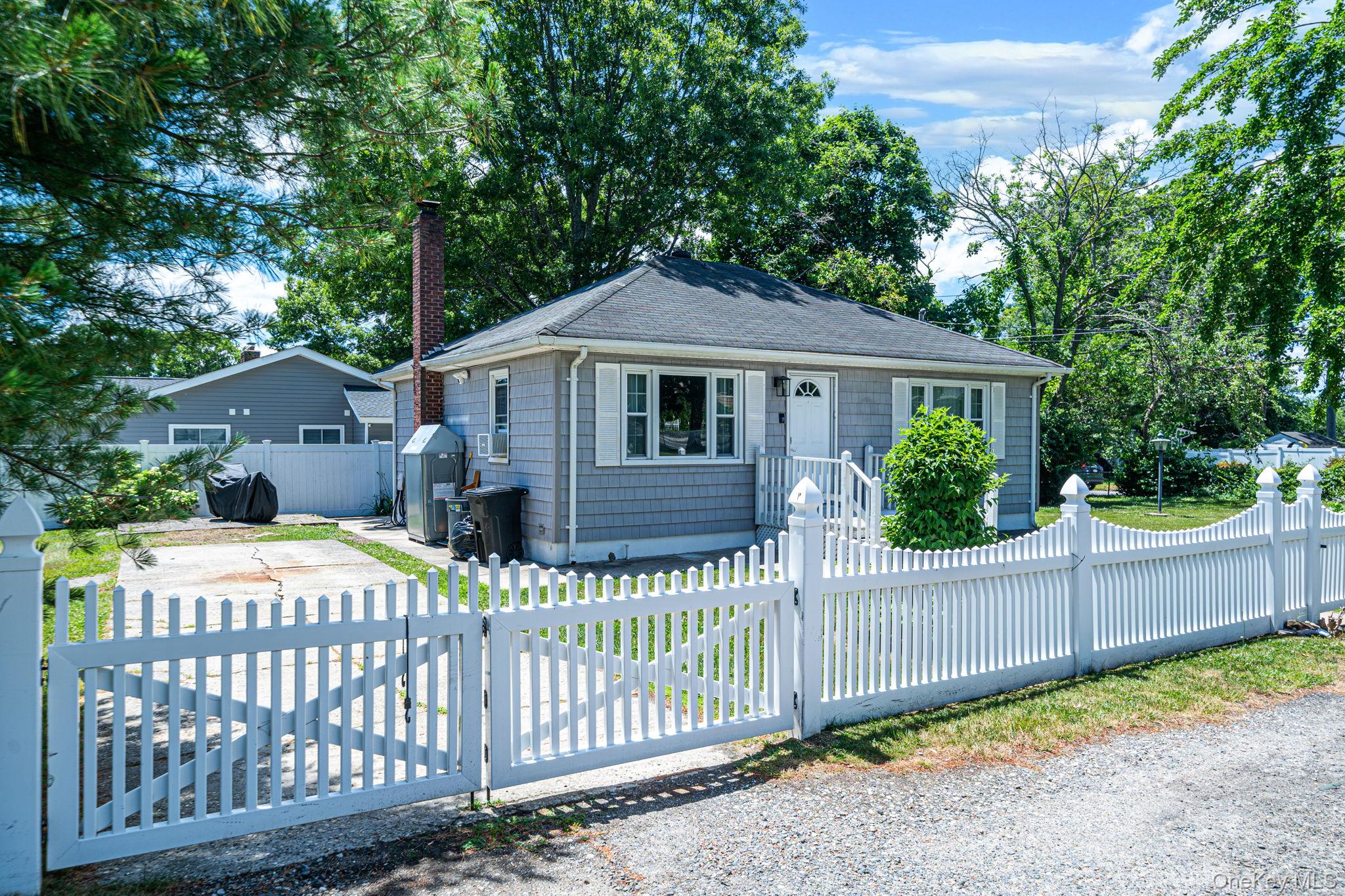 14 Pinelawn Avenue Property Photo 3
