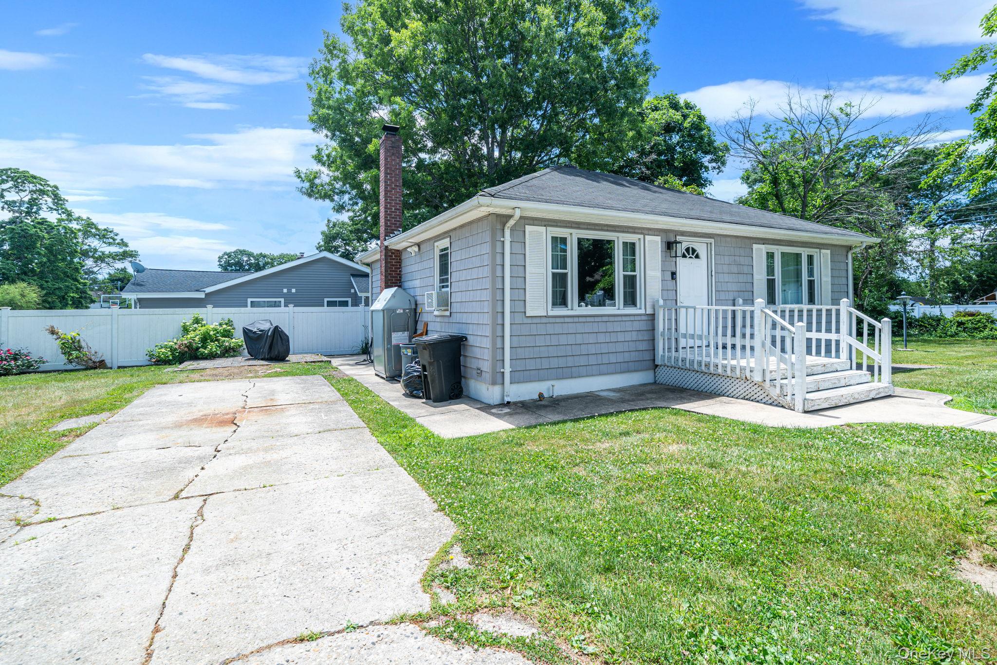 14 Pinelawn Avenue Property Photo 4