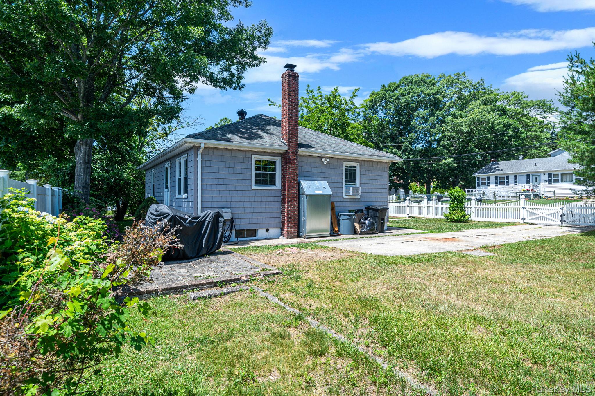 14 Pinelawn Avenue Property Photo 7