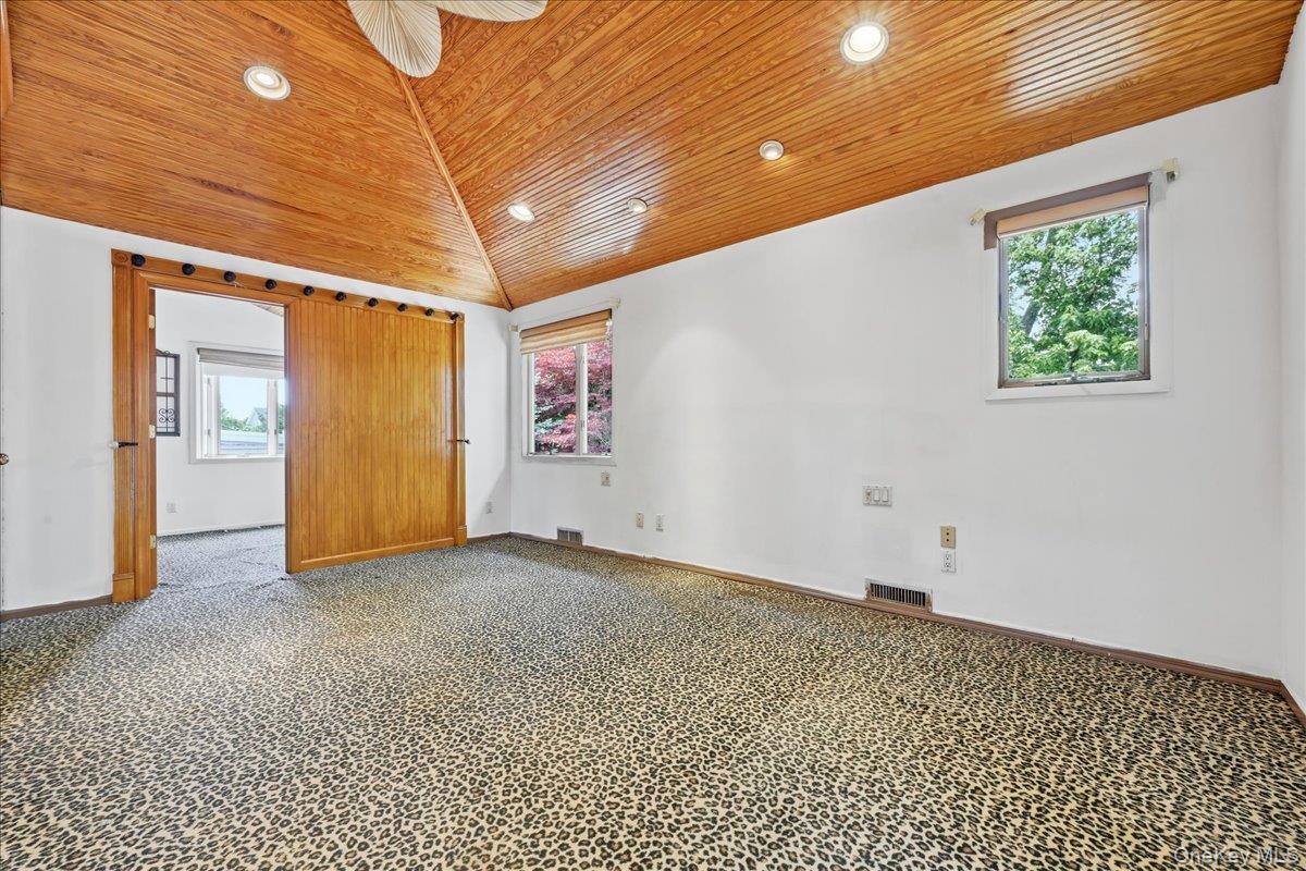 15 Seneca Place Property Photo 15