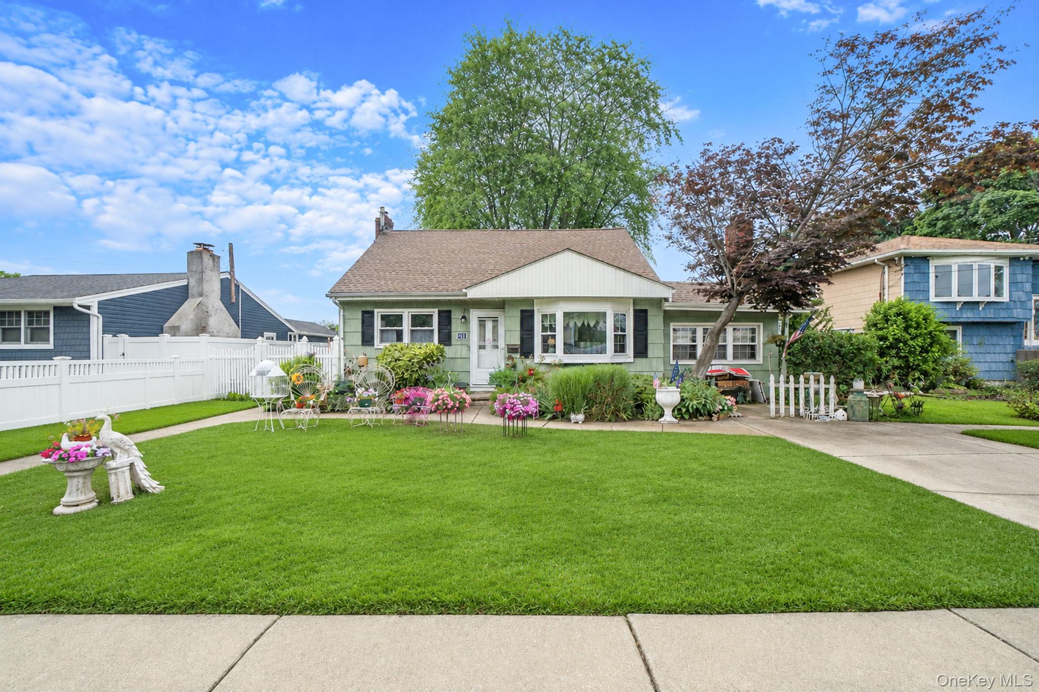 18 E Bay Drive Property Photo 1