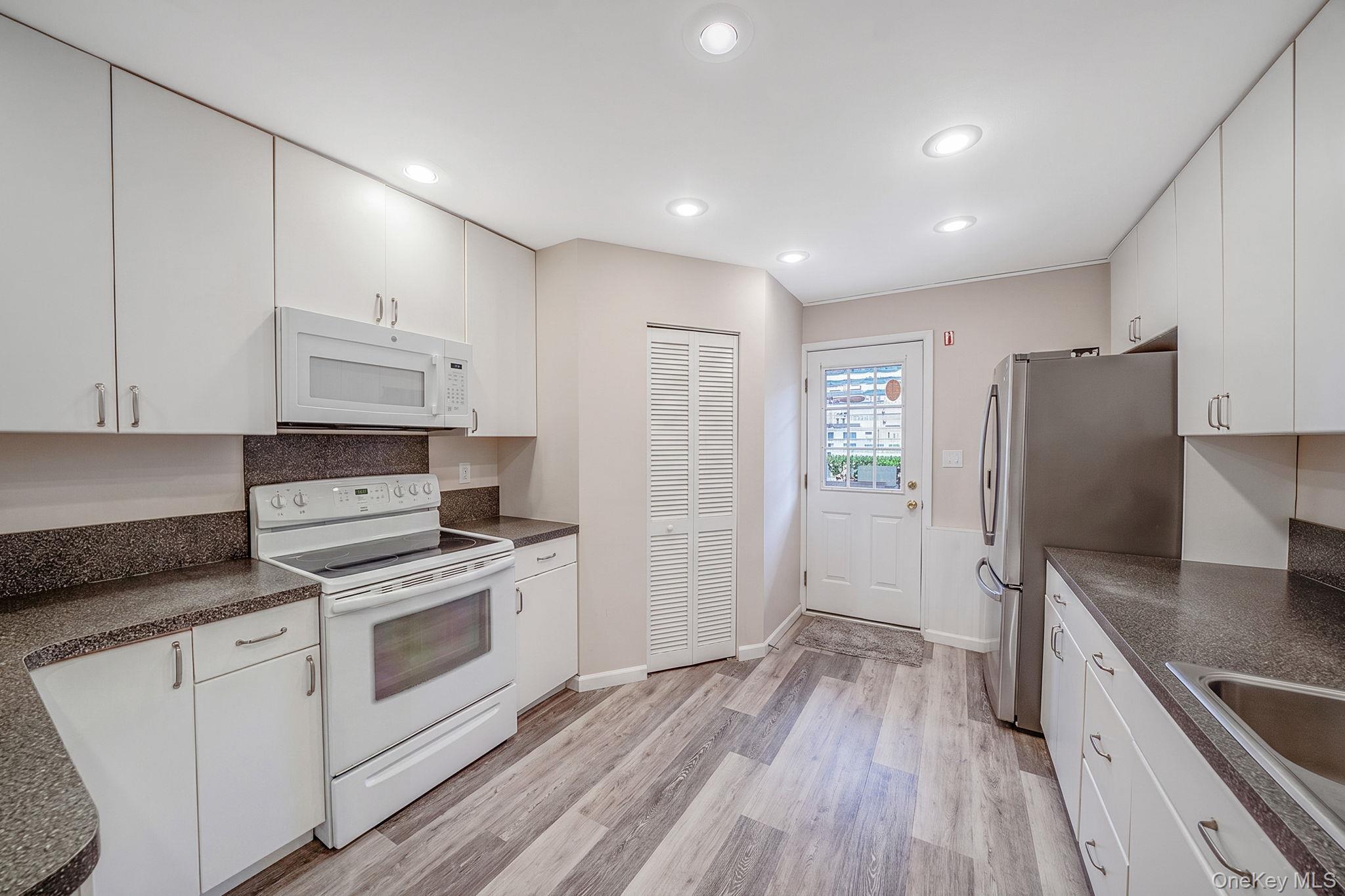 18 E Bay Drive Property Photo 6