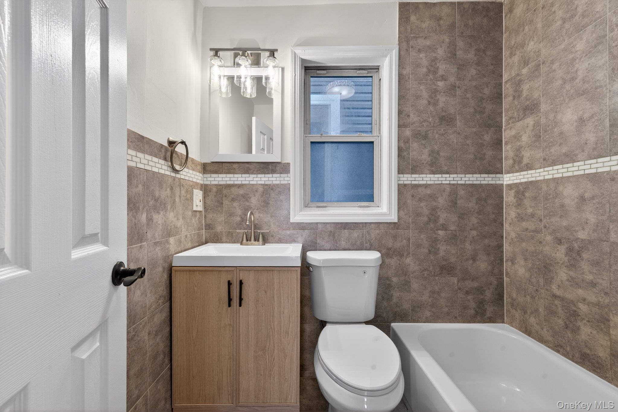 84 E Pine Street Property Photo 6