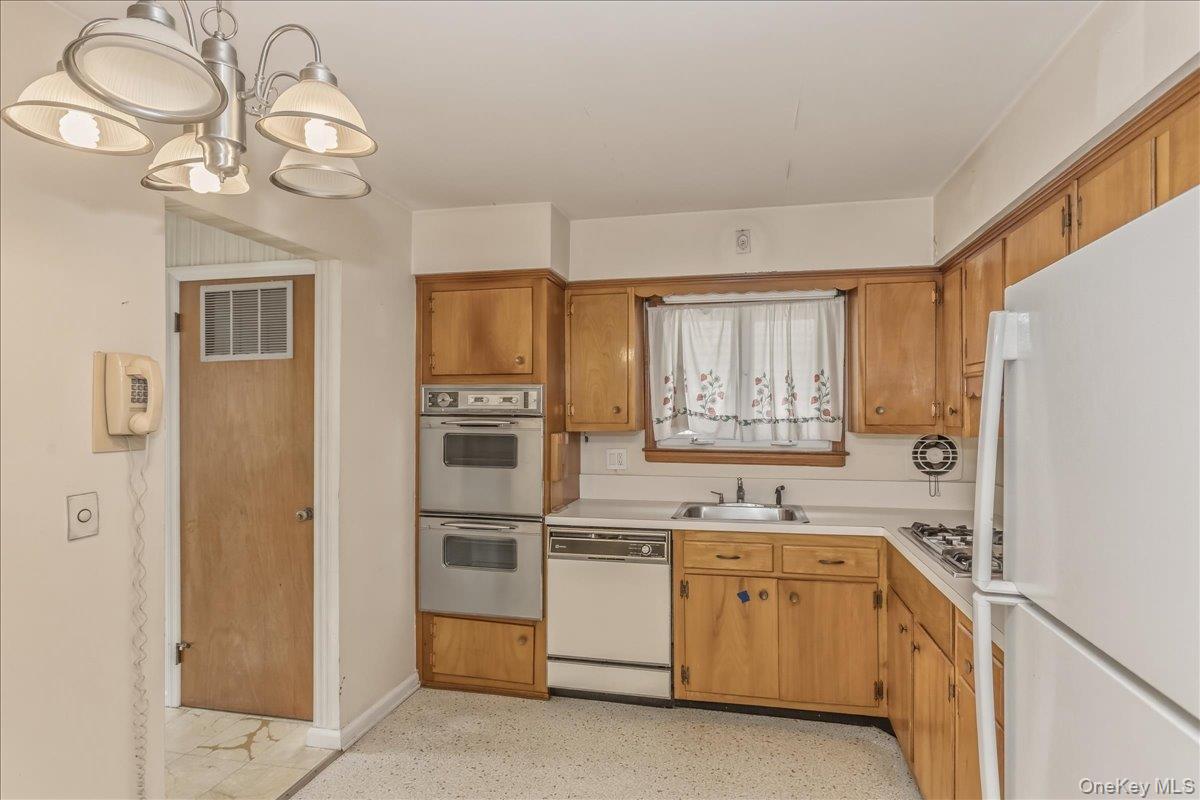 17 Duryea Place Property Photo 7