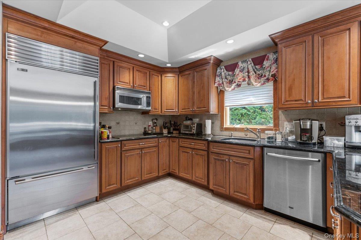 100 Cabot Road Property Photo 7