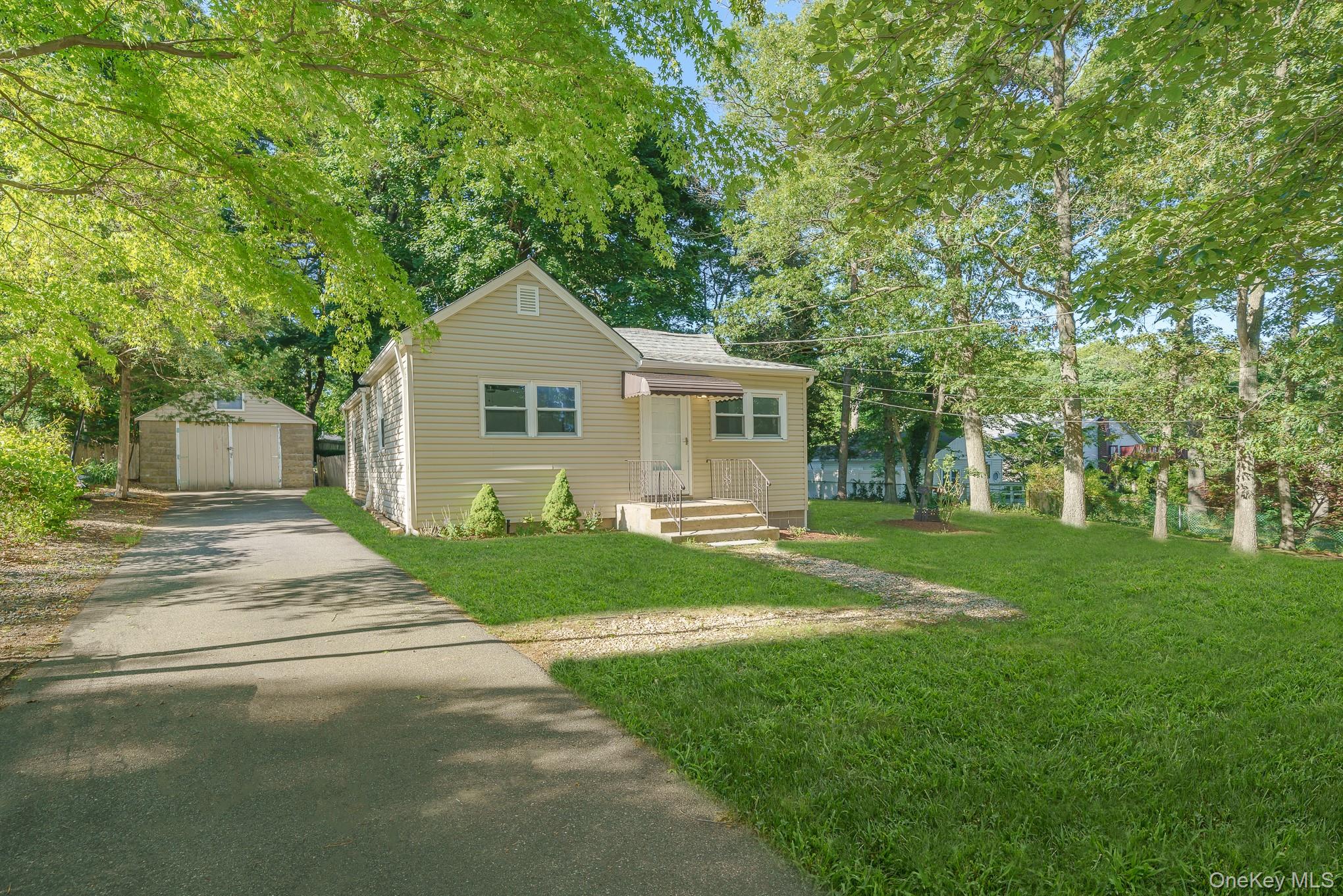 7 Laurelton Avenue Property Photo 2