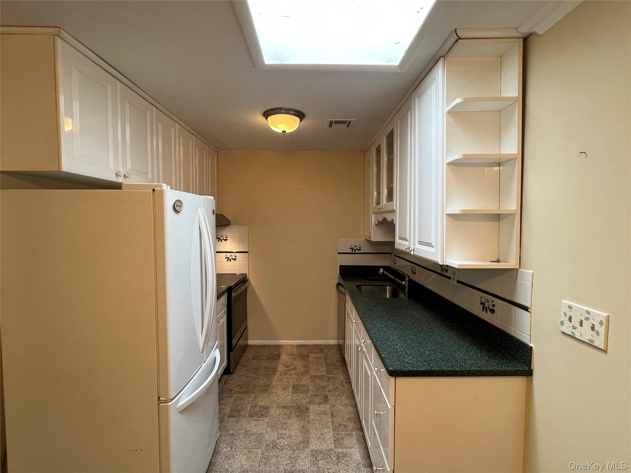 312 Woodbridge Drive B Property Photo 8