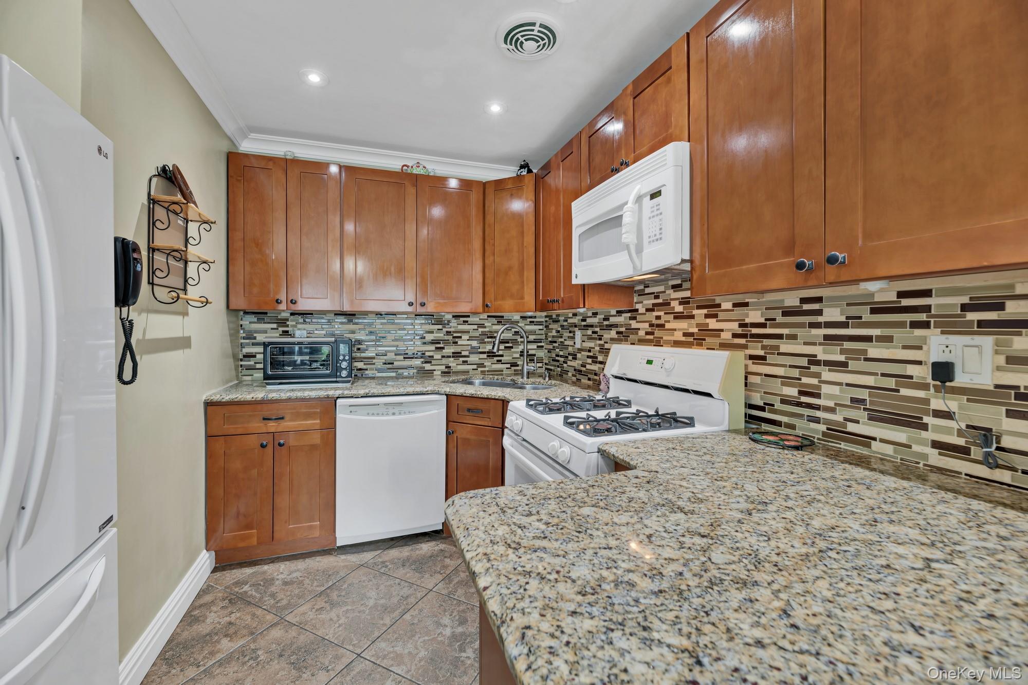 2137 Clinton Avenue Property Photo 4