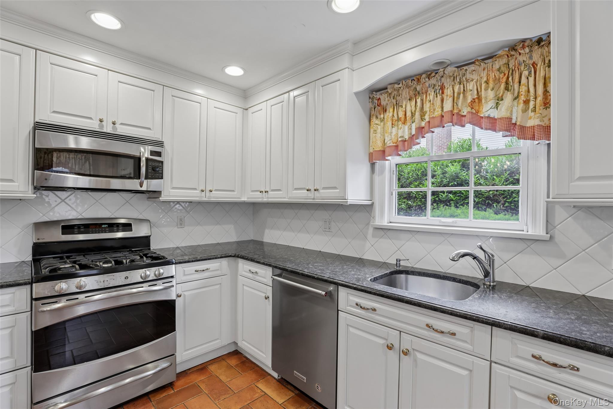 105 Stewart Avenue Property Photo 8