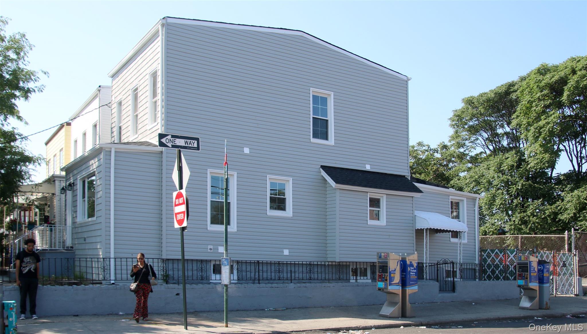 1048 E 98th Street Property Photo 2