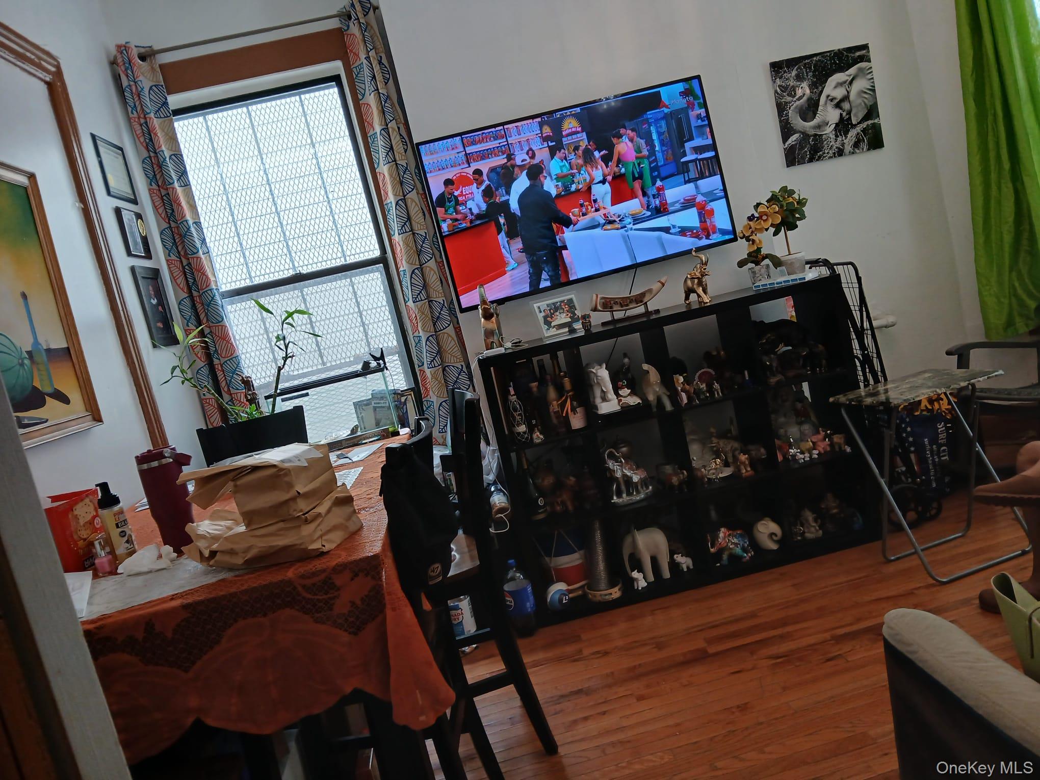 2058 Ryer Avenue Property Photo 4