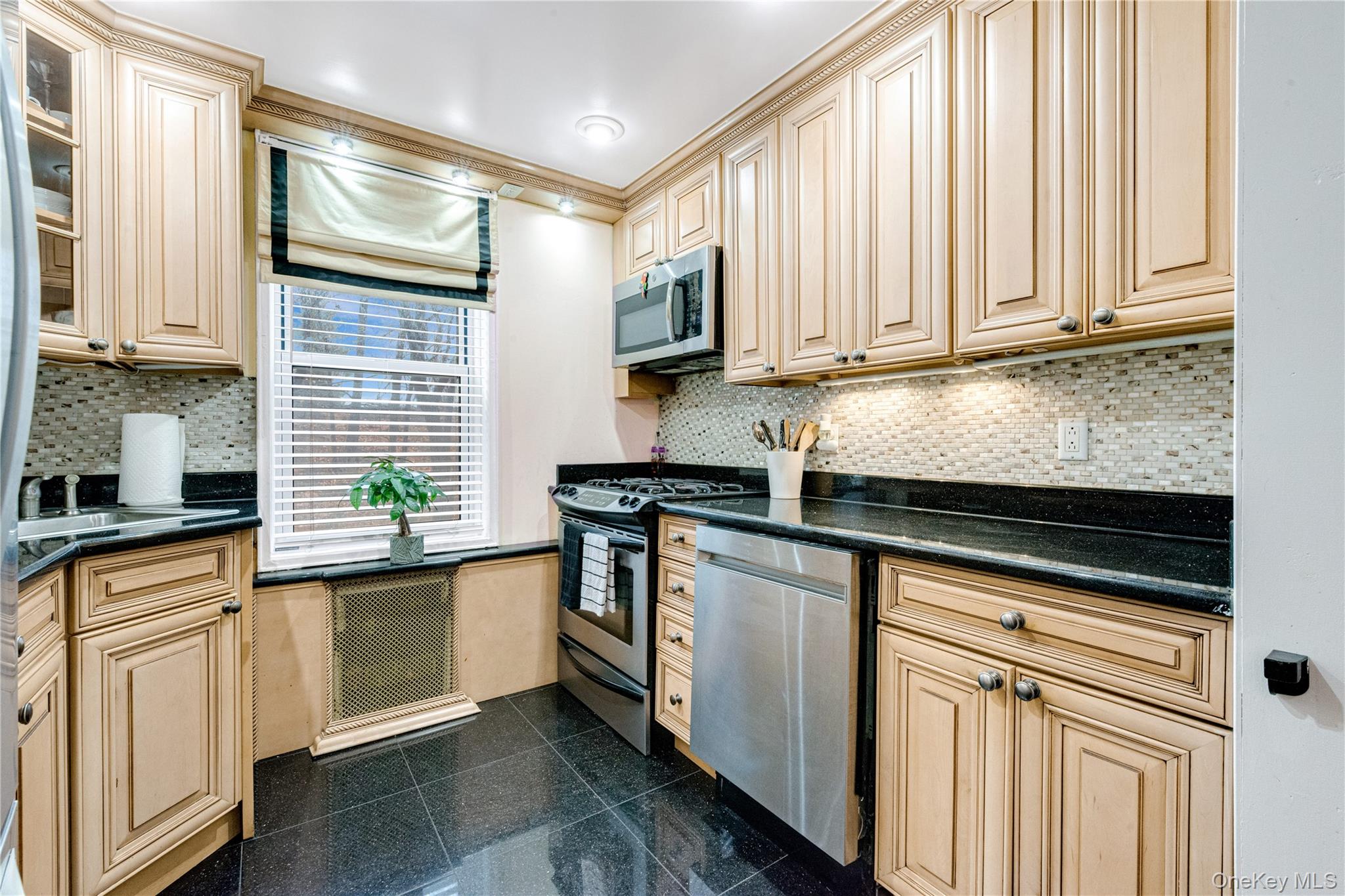74-45 Yellowstone Boulevard 2/c Property Photo 15