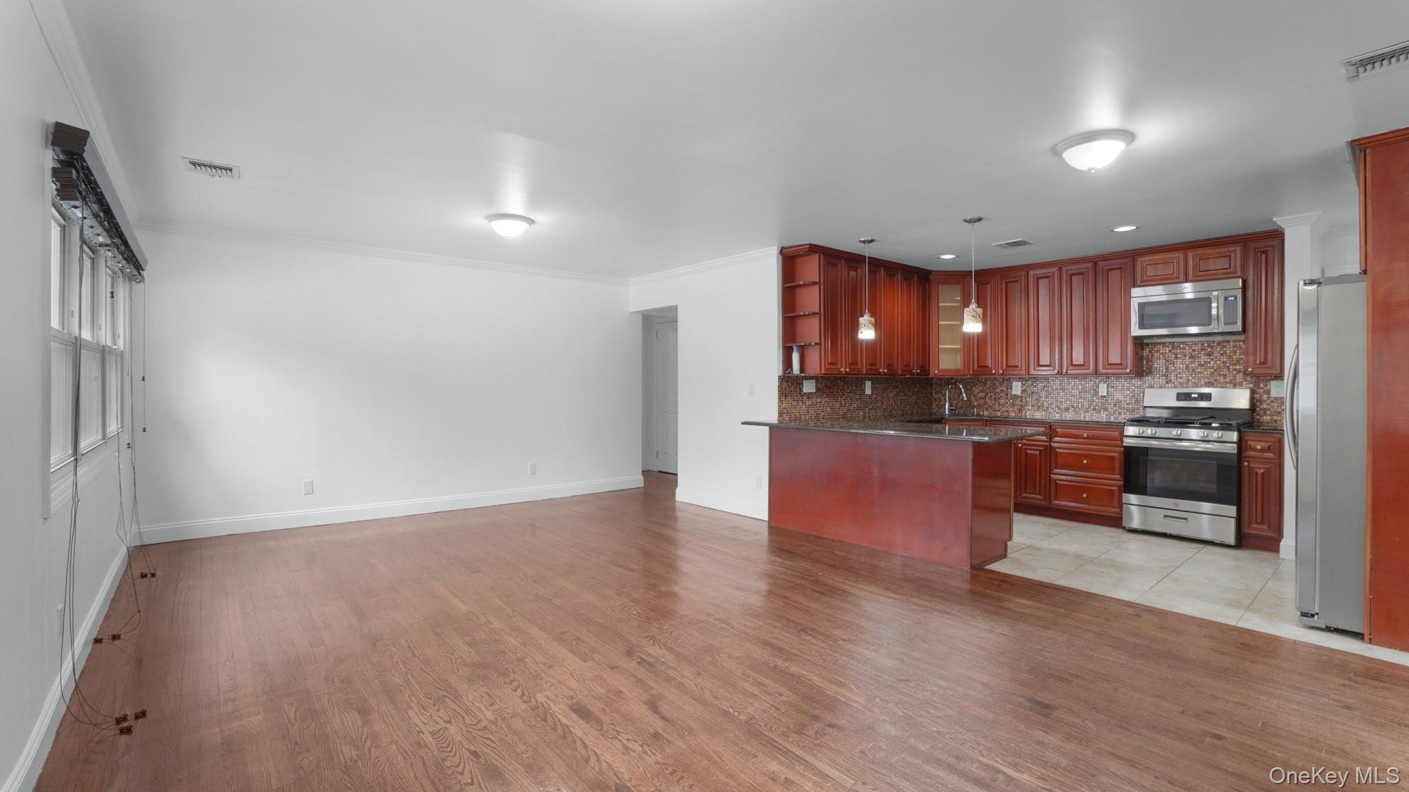 185 E 17th Street Property Photo 2