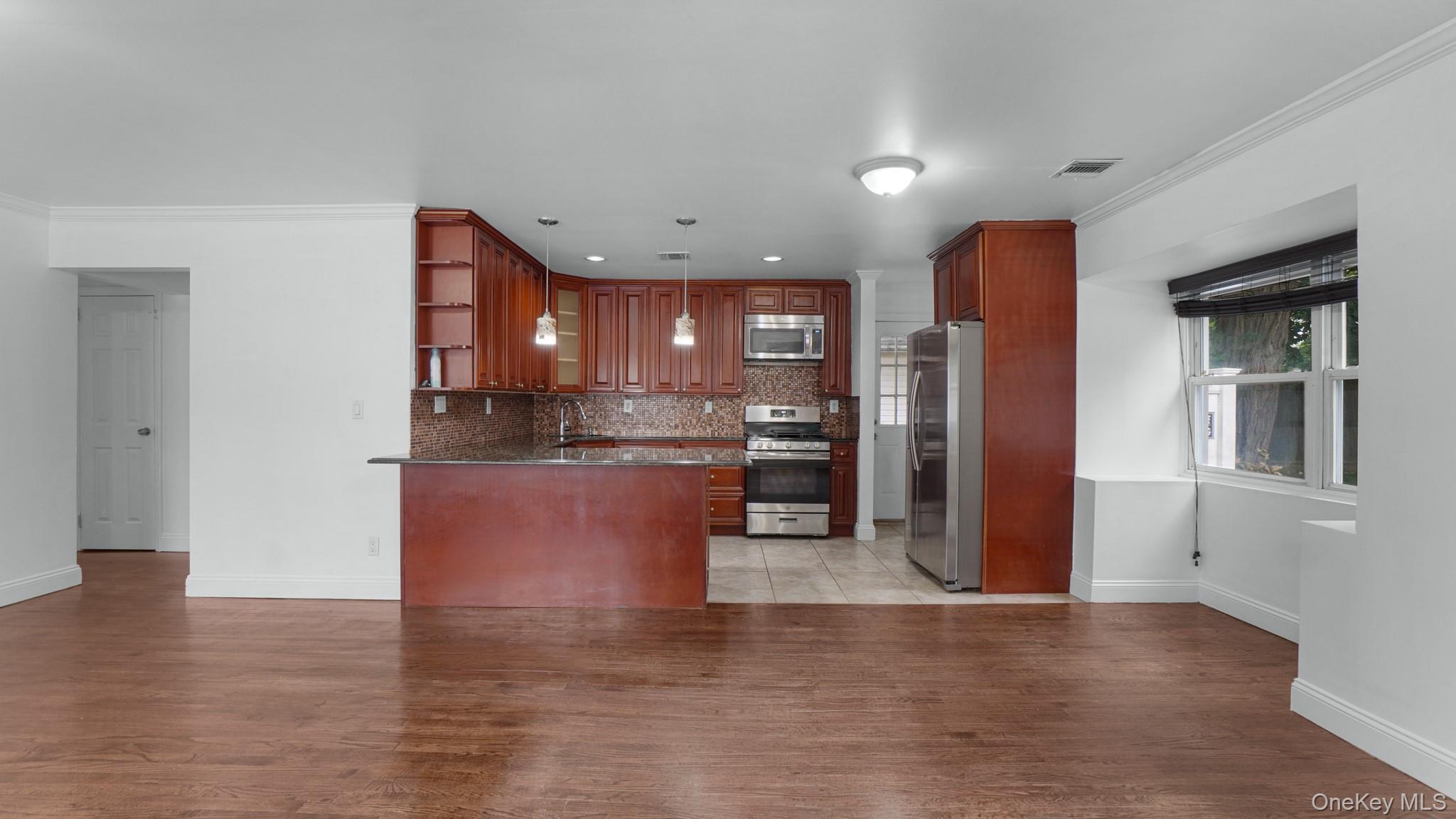 185 E 17th Street Property Photo 3