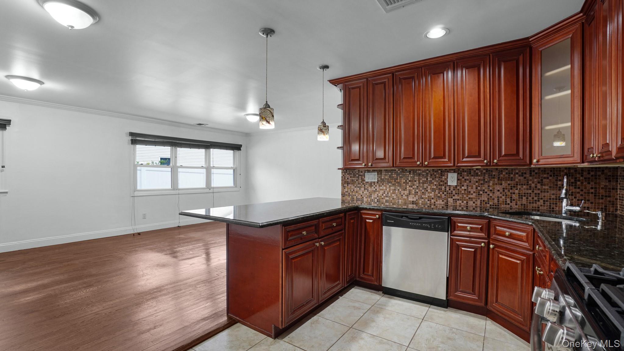 185 E 17th Street Property Photo 4