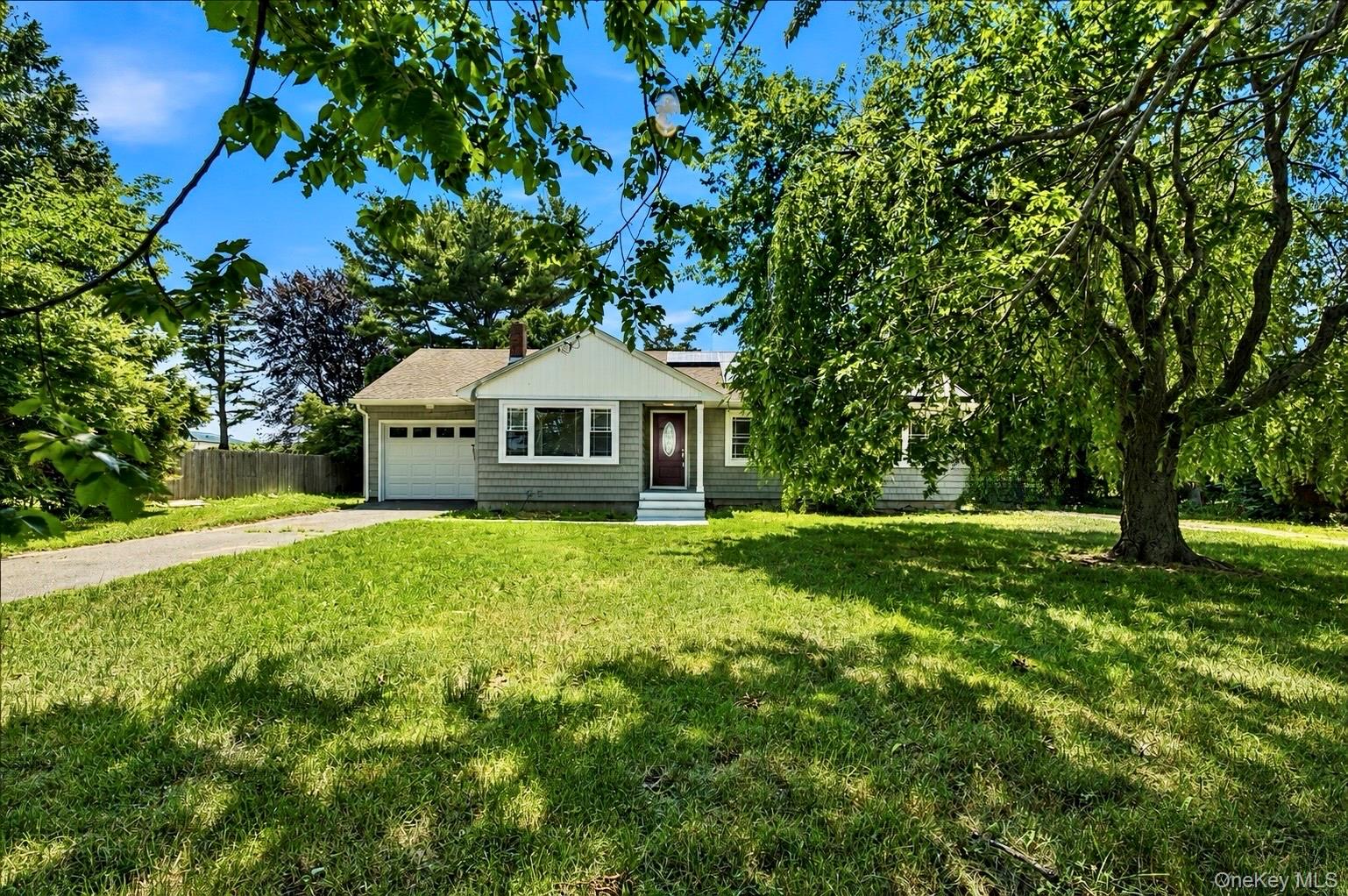 725 Peconic Lane Property Photo 1