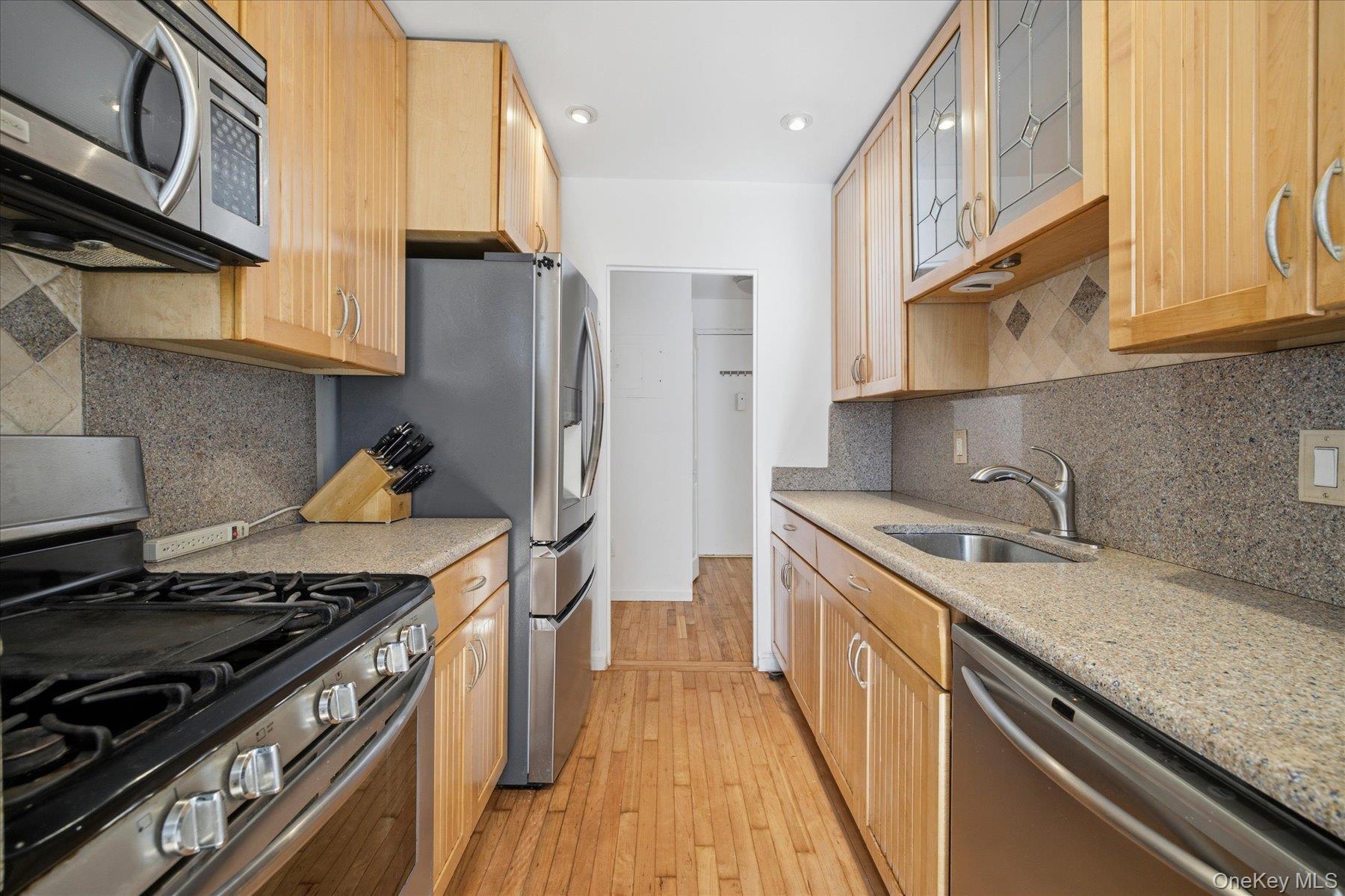 370 W Broadway 5w Property Photo 6