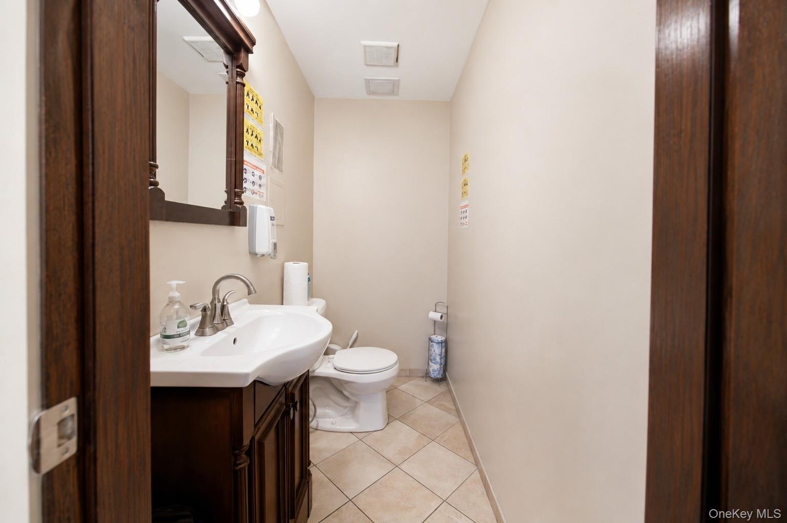 585 Meserole Street Property Photo 22