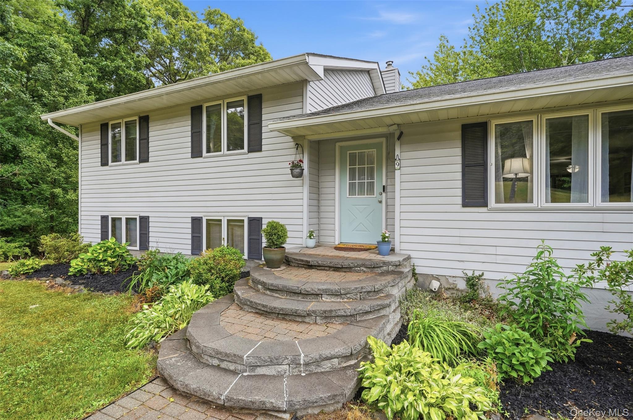 9 Roxanne Boulevard Property Photo 2