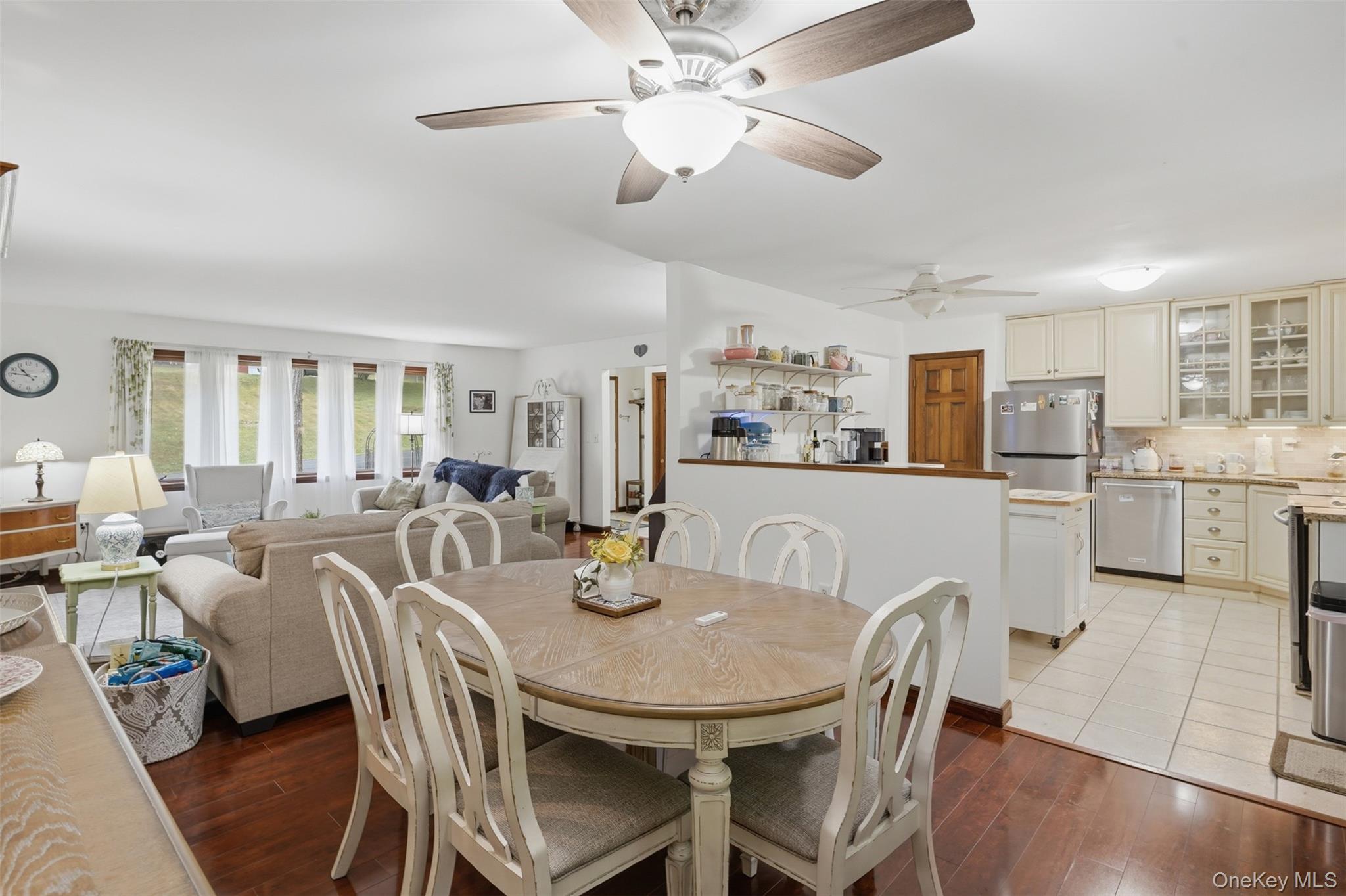 9 Roxanne Boulevard Property Photo 7
