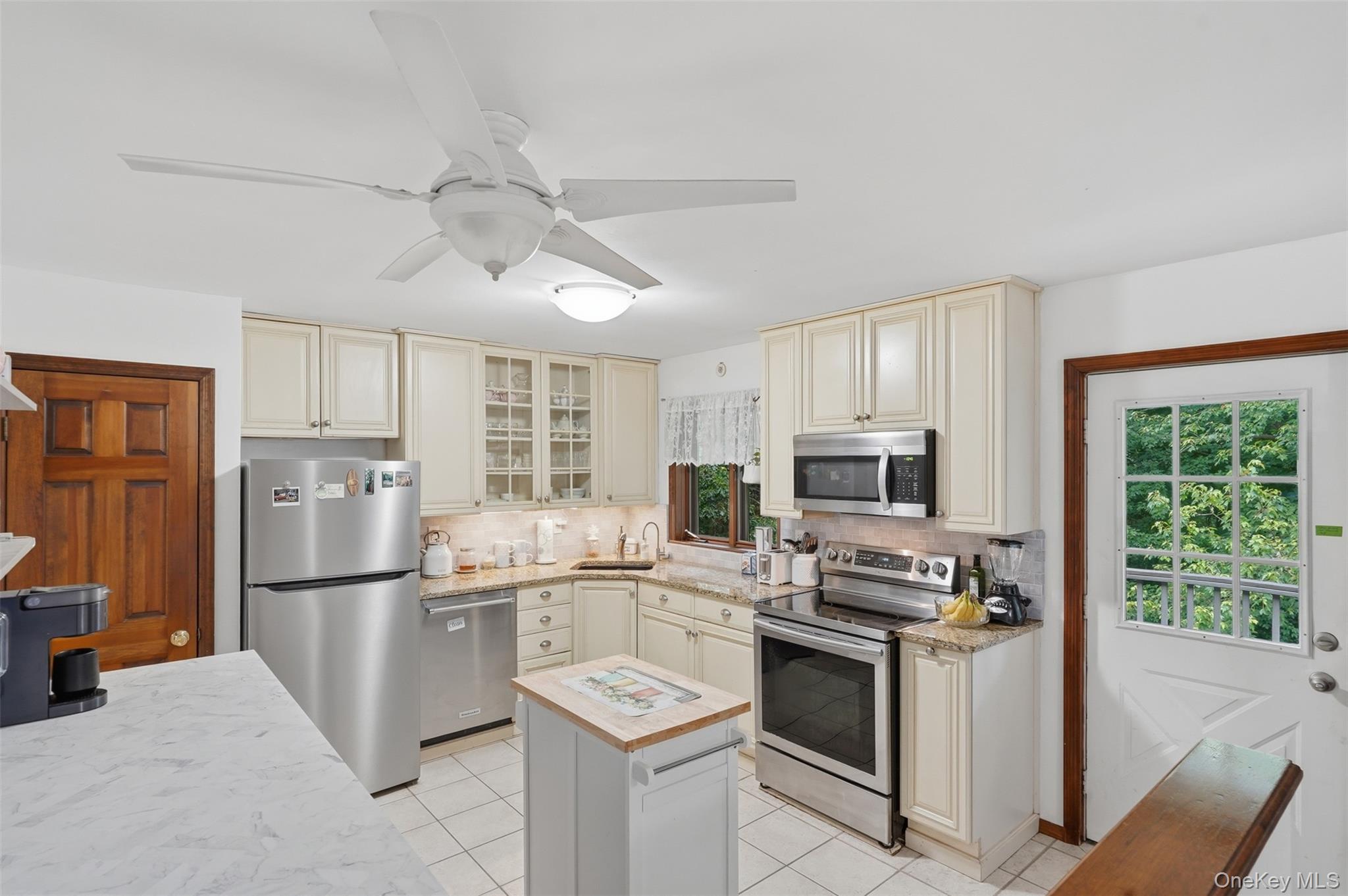 9 Roxanne Boulevard Property Photo 8