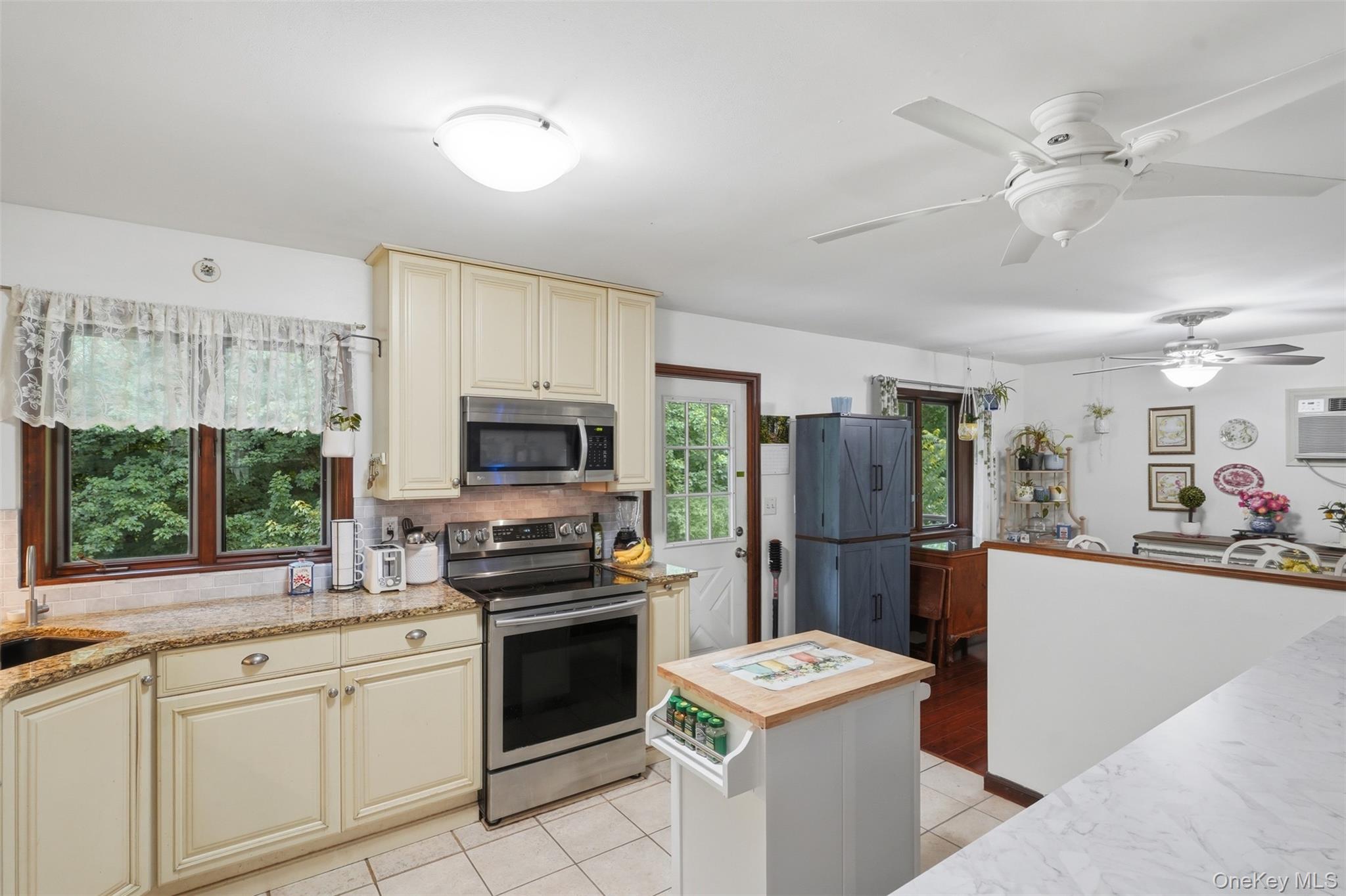9 Roxanne Boulevard Property Photo 10