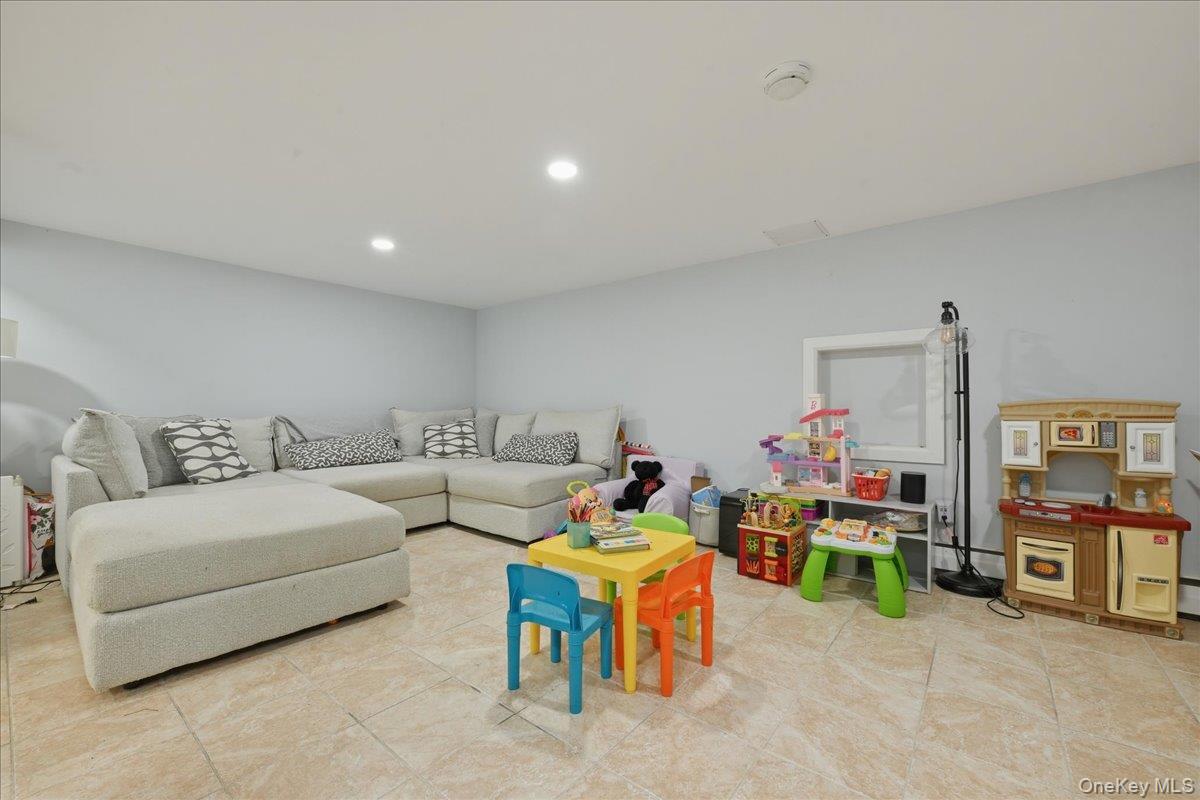 672 Anderson Avenue Property Photo 24