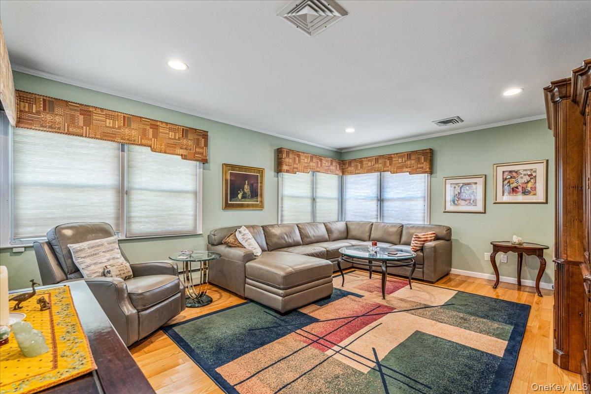 3247 Skillman Avenue Property Photo 10