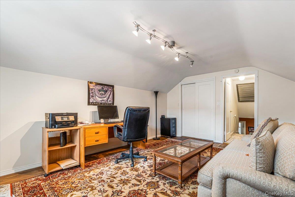 3247 Skillman Avenue Property Photo 18
