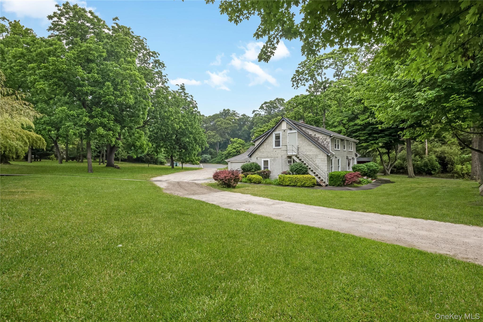 645 Middle Country Road Property Photo 4