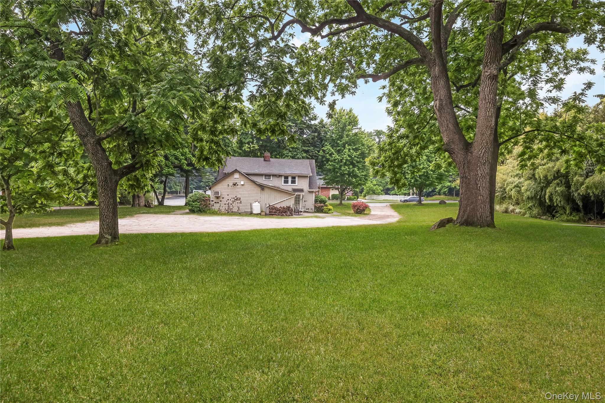645 Middle Country Road Property Photo 6