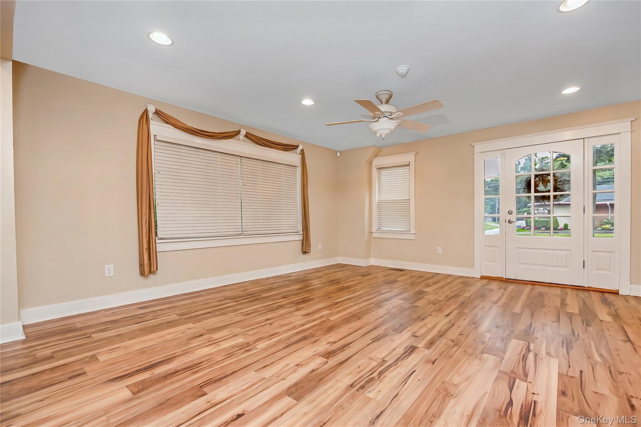 645 Middle Country Road Property Photo 7