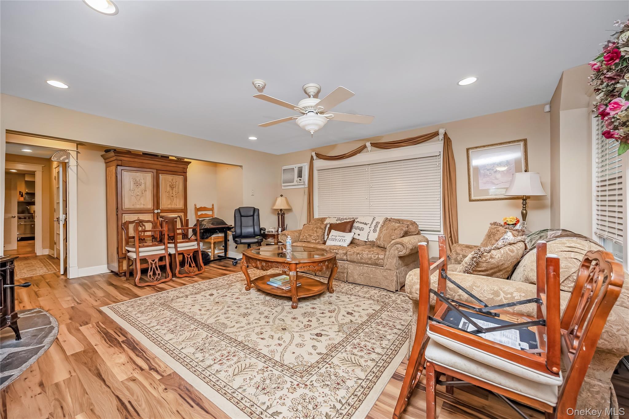 645 Middle Country Road Property Photo 9