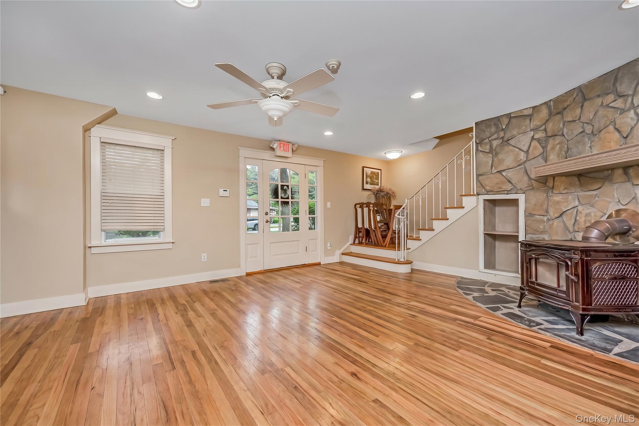 645 Middle Country Road Property Photo 10