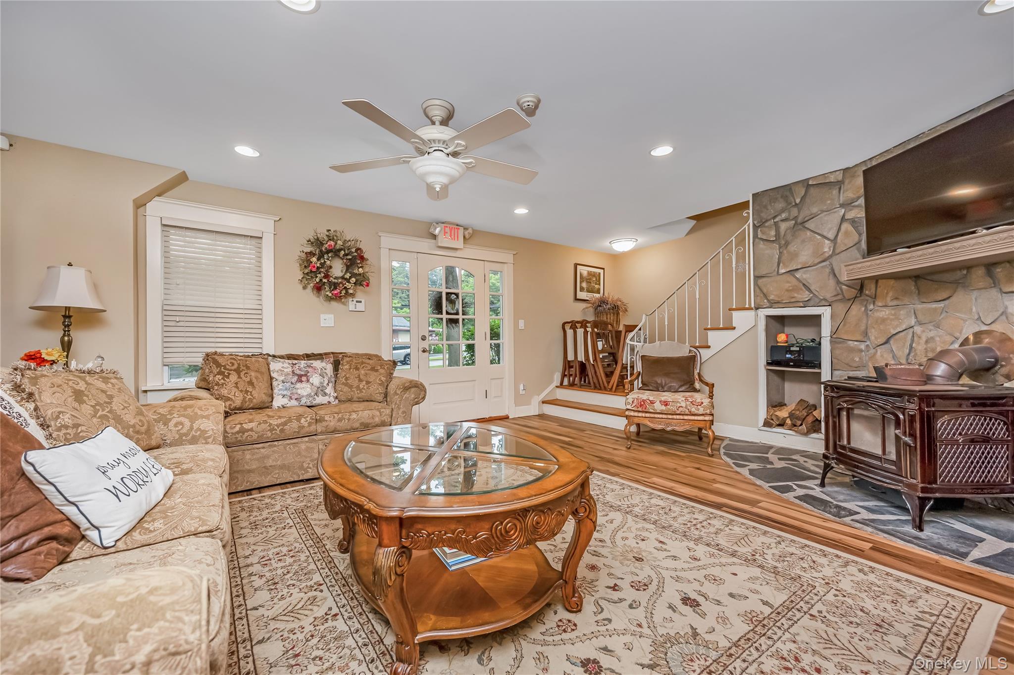 645 Middle Country Road Property Photo 11