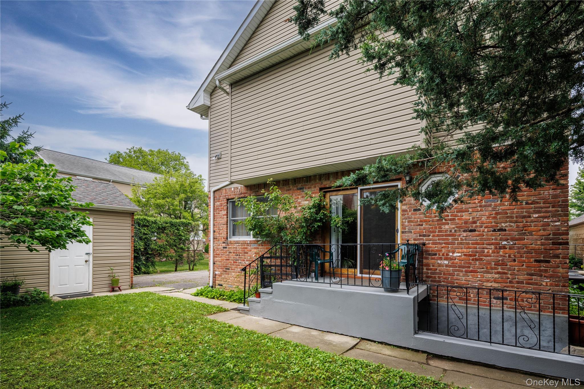 122 Irving Avenue Property Photo 4