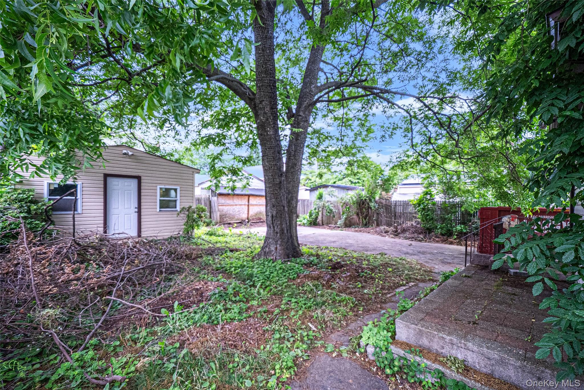 338 California Avenue Property Photo 8