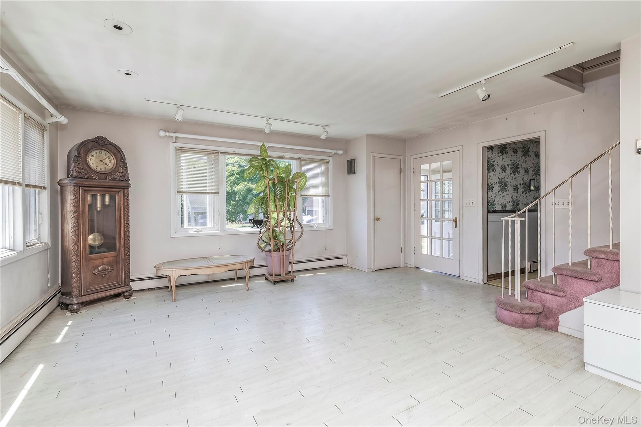 24 W Windsor Parkway Property Photo 5