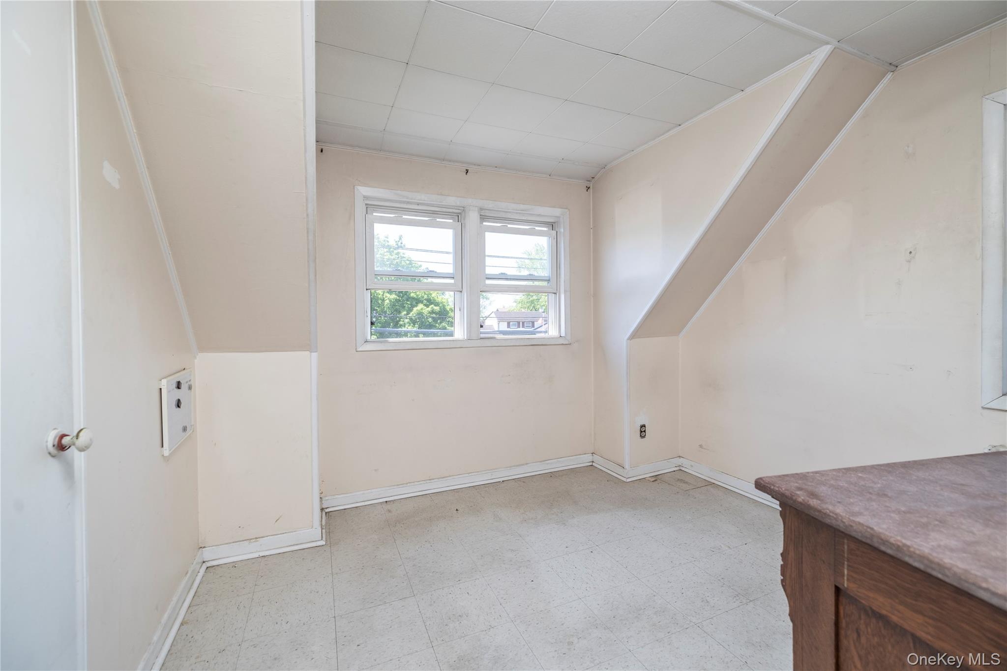 24 W Windsor Parkway Property Photo 13