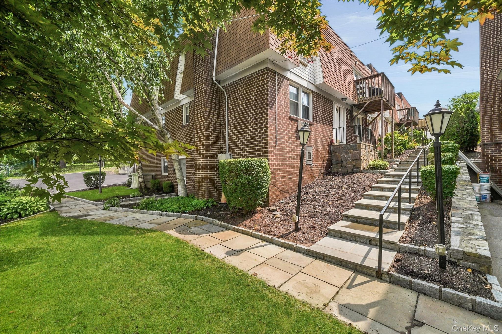 380 N Broadway D14 Property Photo 2