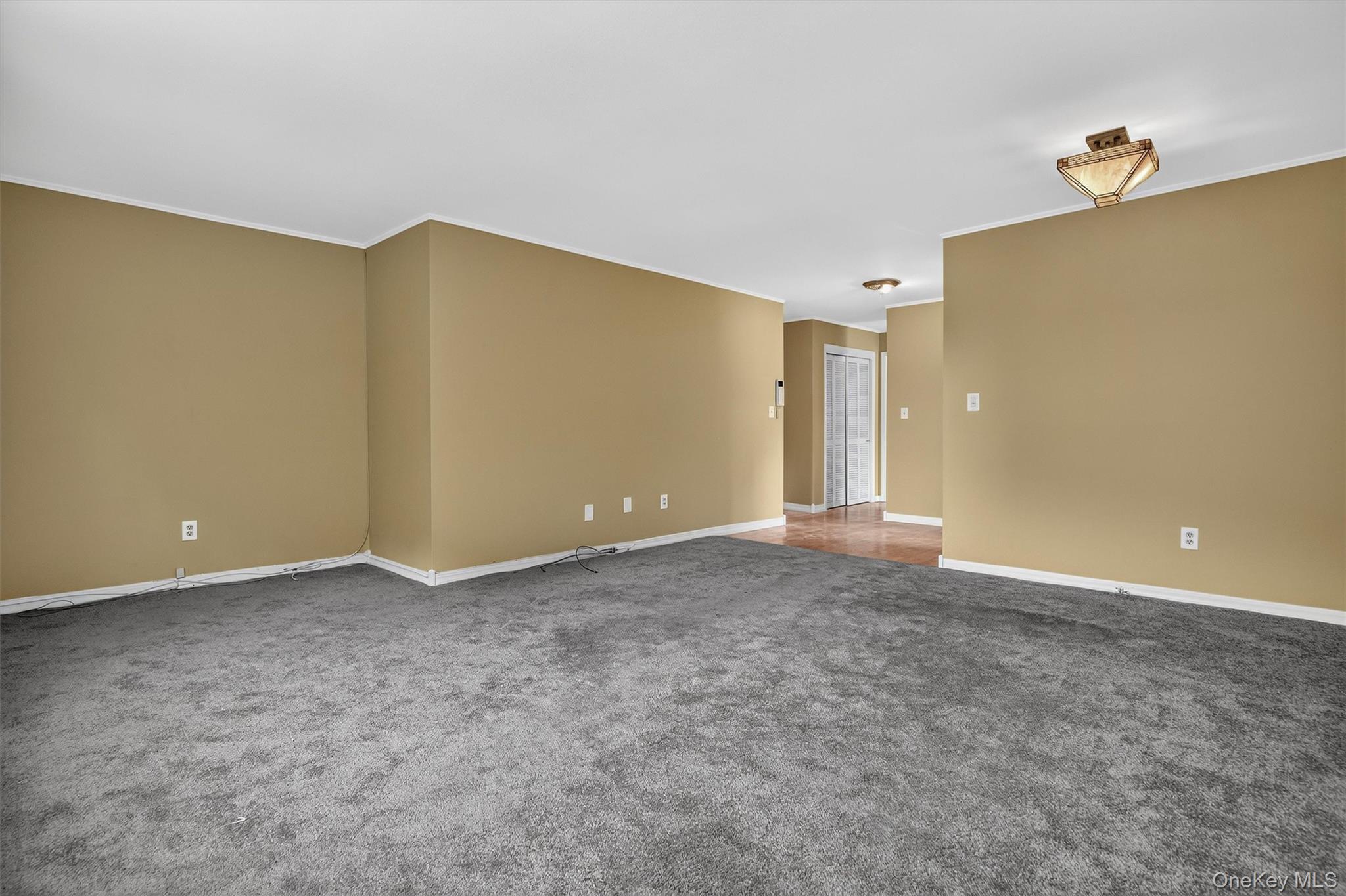 380 N Broadway D14 Property Photo 7