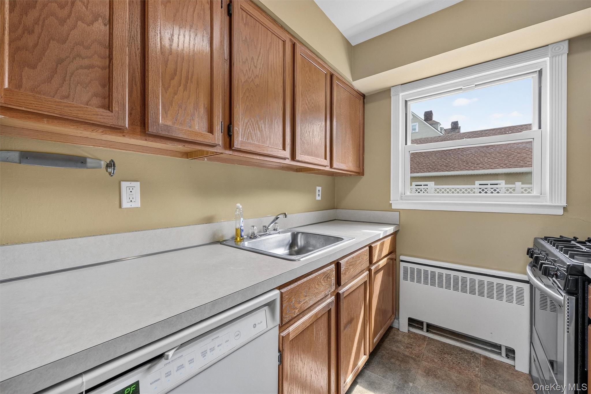 380 N Broadway D14 Property Photo 10