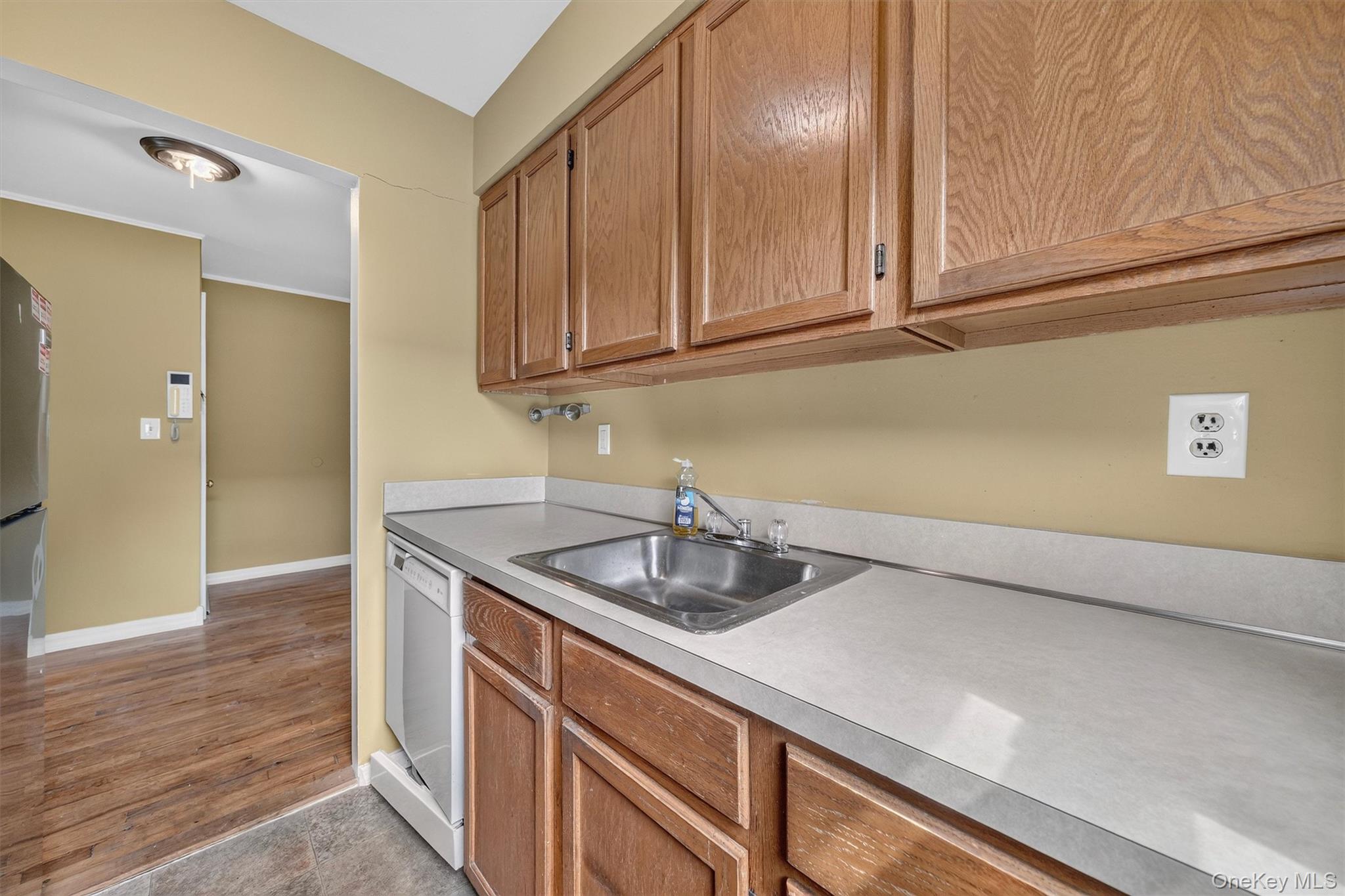 380 N Broadway D14 Property Photo 11